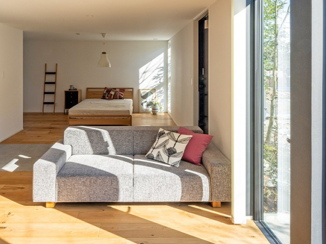 光と暮らす上質でミニマルな家