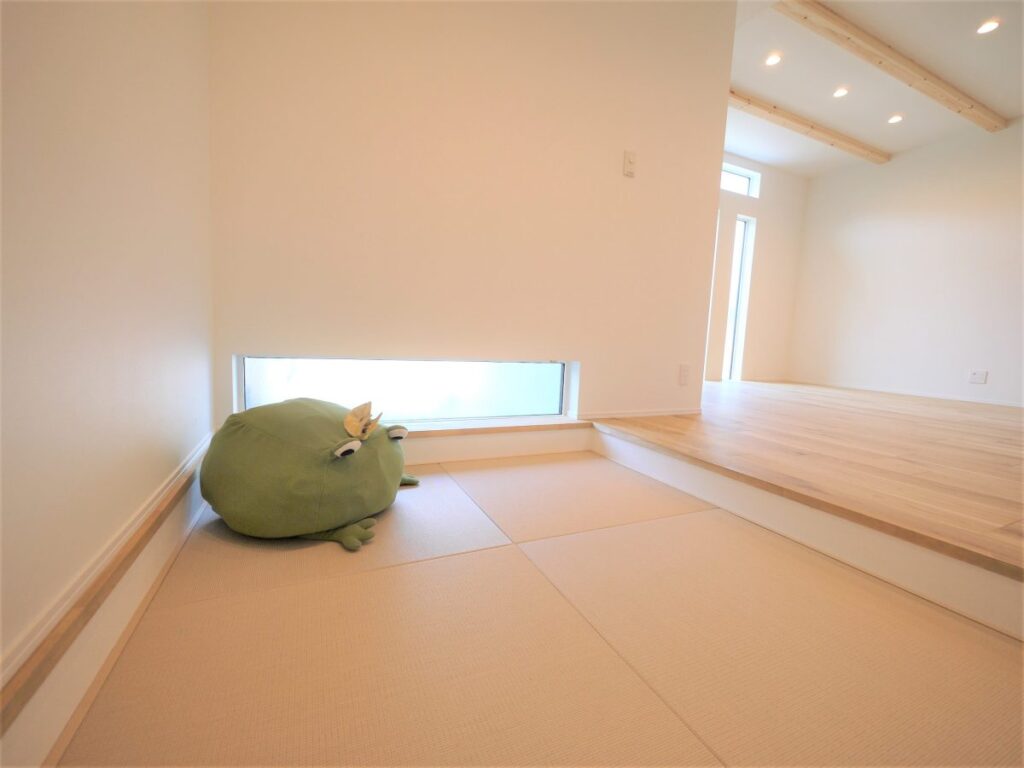 畳コーナー×地窓で広がる段下げリビングのゆとり