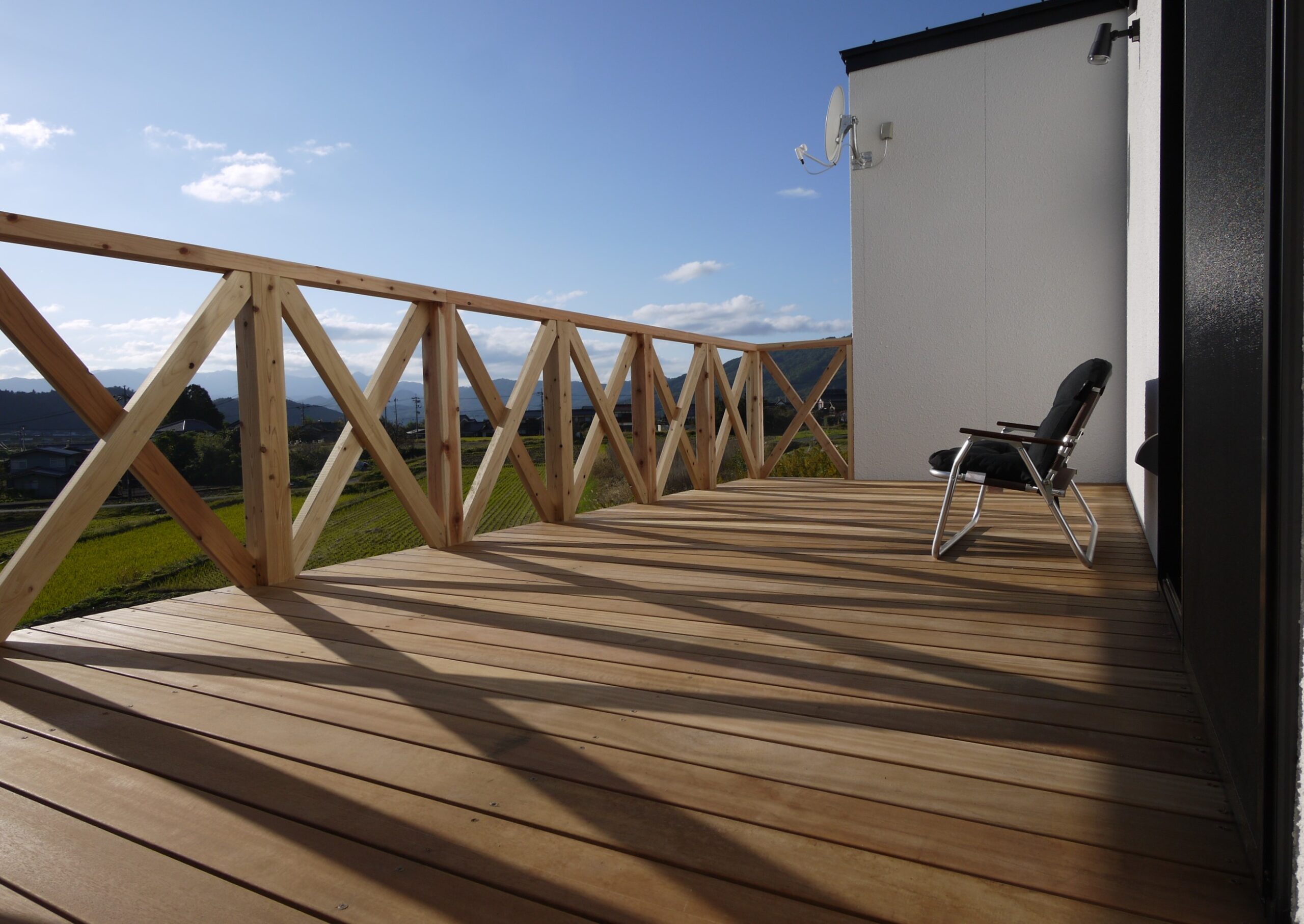 白い外観と彩りある収納がつくる、鳥取の子育て住宅