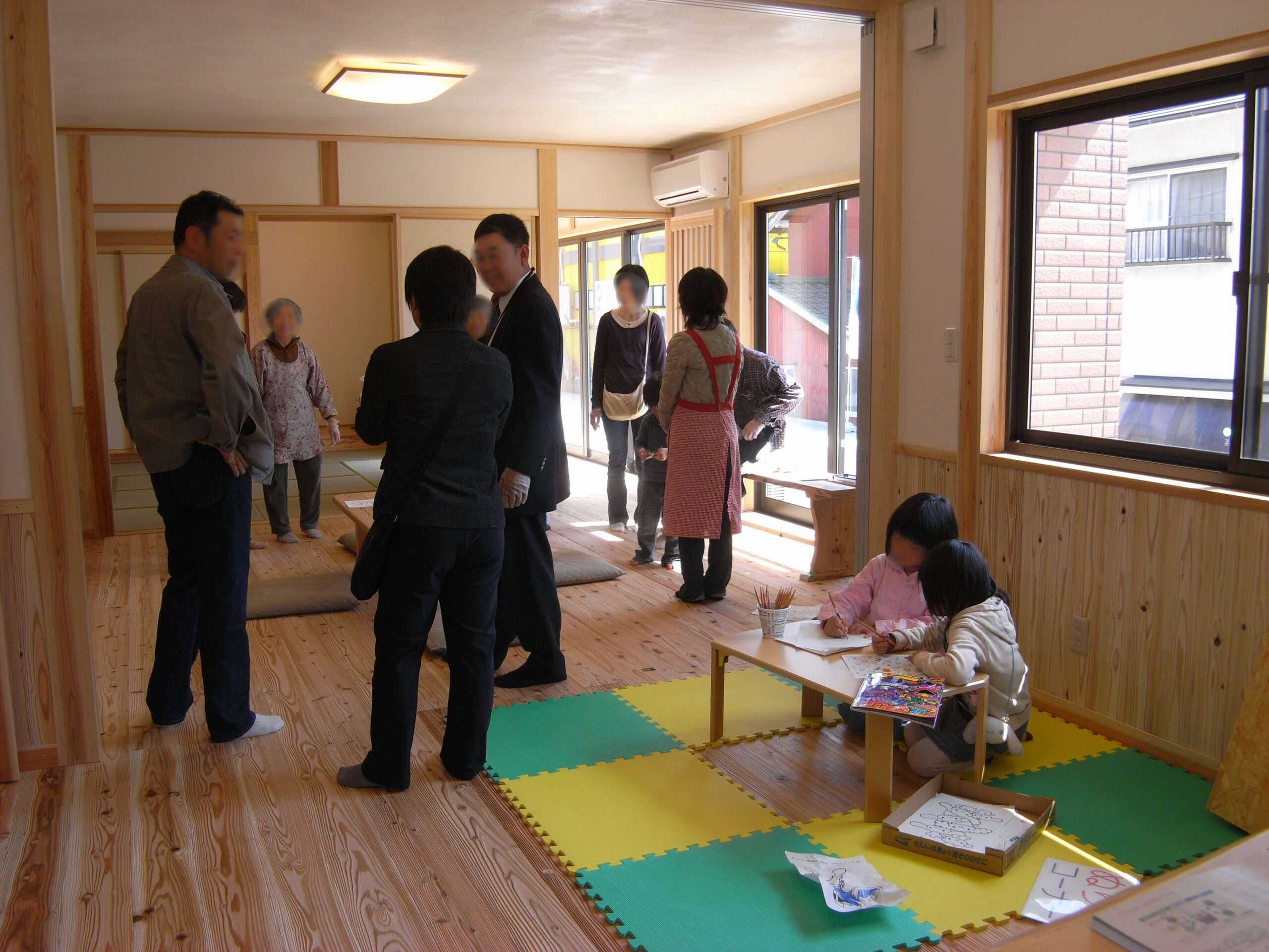 家族みんなが健やかに。三世代の暮らしを彩る健康素材とバリアフリーの家